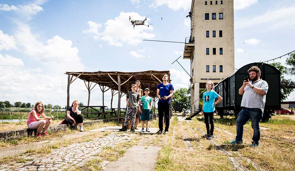 Filmarbeiten  für den Kulturerbe-Film Groß Neuendorf
Das Filmteam lässt eine Drohne steigen.