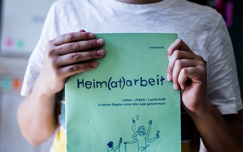 Schüler mit Heimatarbeitsheft