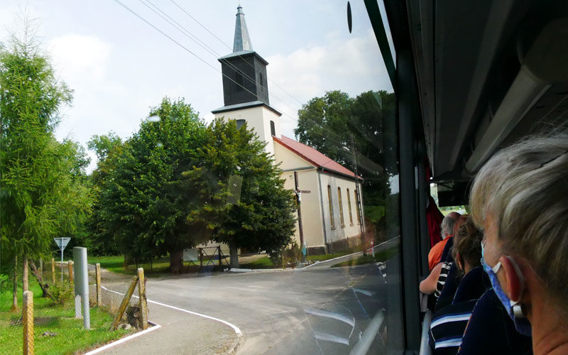 Busreise an Kirche vorbei