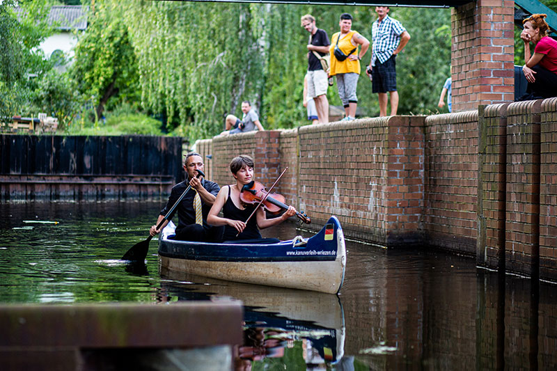 Musiker in einem Kanu in der Schleuse