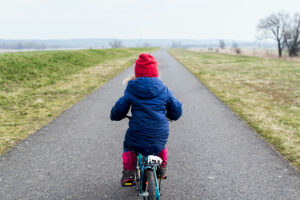 Kind auf Fahrrad am Deich