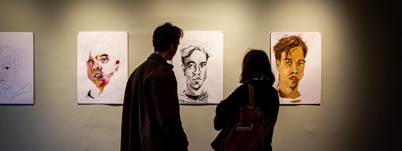 Besucher vor Portrait Zeichnungen