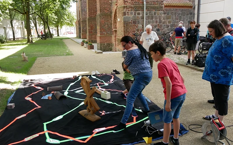 Präsentation Digitales Spiel vor der Kirche