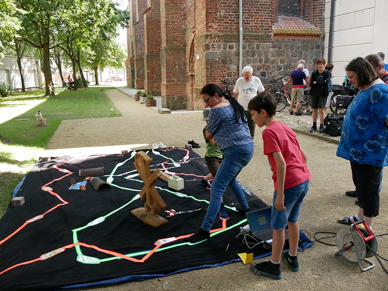 Präsentation Digitales Spiel vor der Kirche